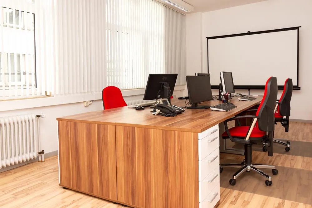 Coworking Desk mit mehreren Arbeitsplätzen im CoWoNE.Center